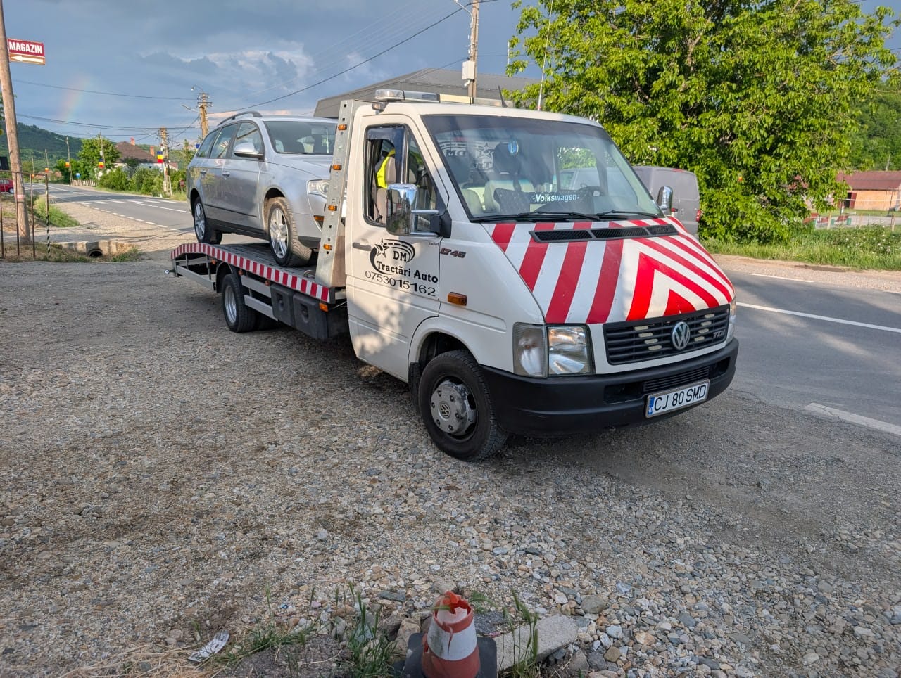 Platformă auto Alextrans cu autoturism gri