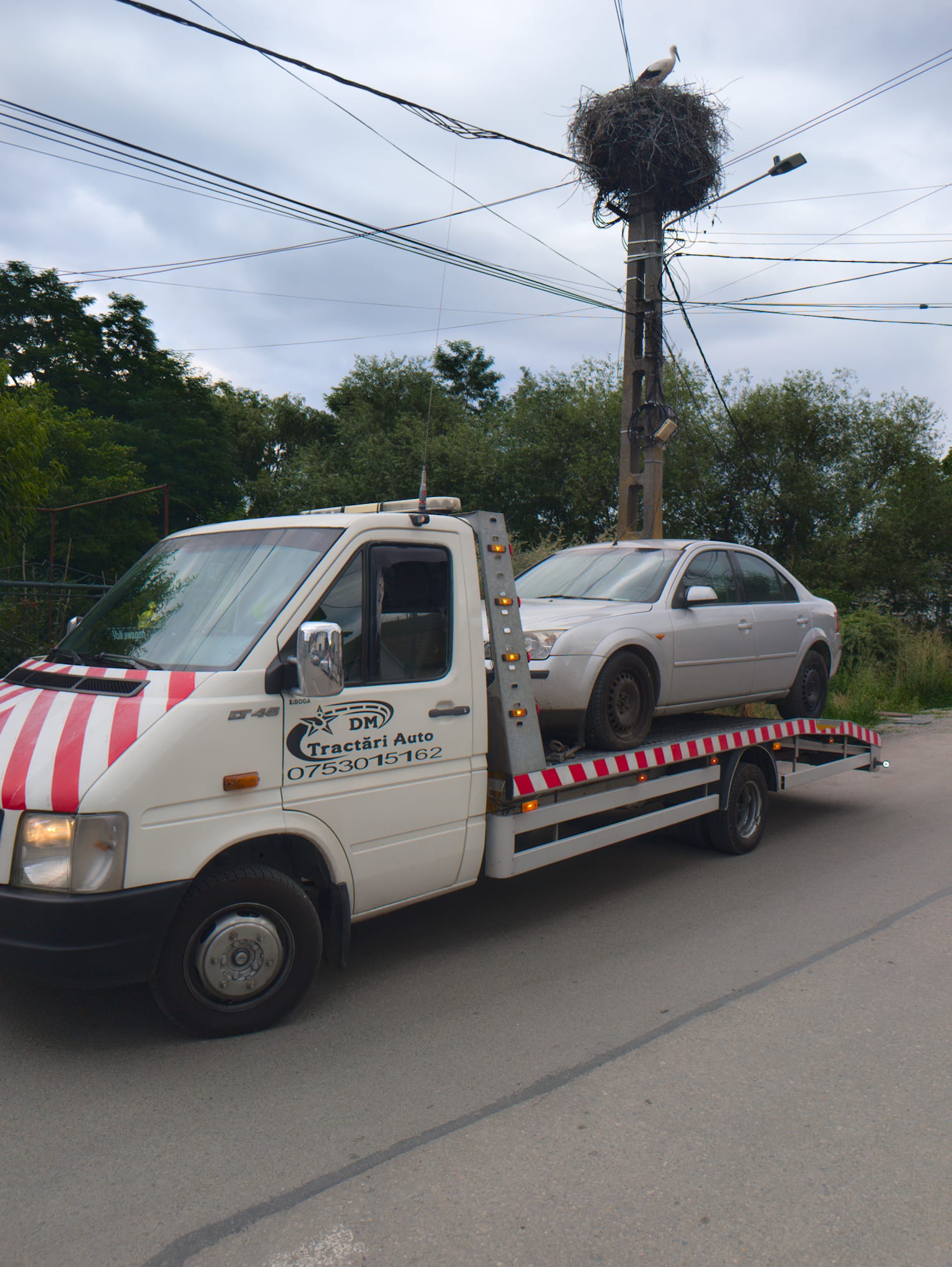 Autospecială Alextrans transportând un autoturism