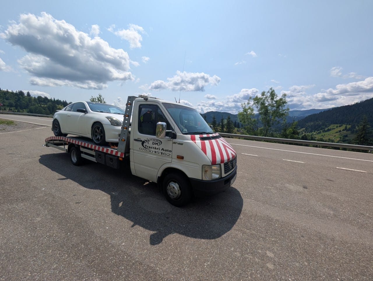 Platformă Alextrans cu autoturism într-o zonă deschisă din Cluj