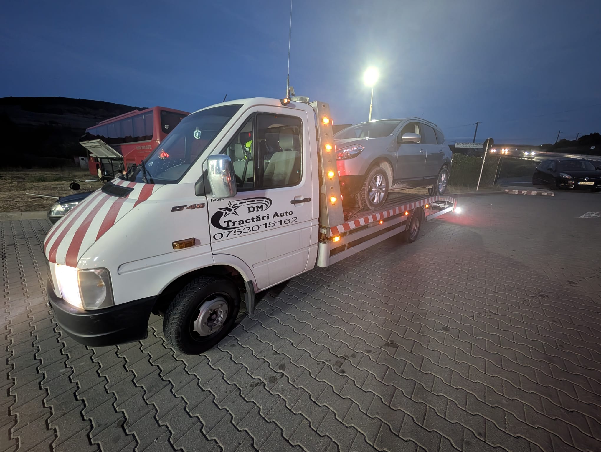 Autoturism tractat pe platforma Alextrans, seara