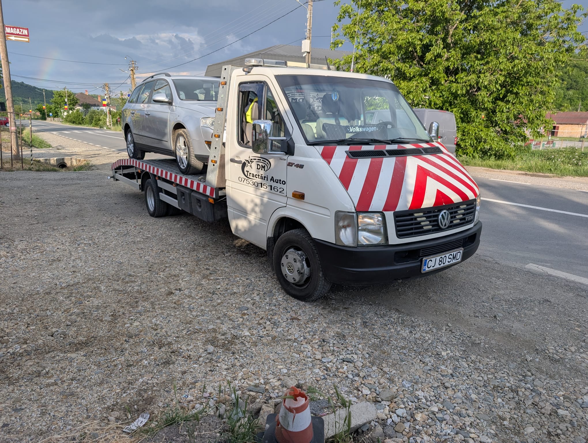 Platformă Alextrans cu autoturism gri, pregătită de transport